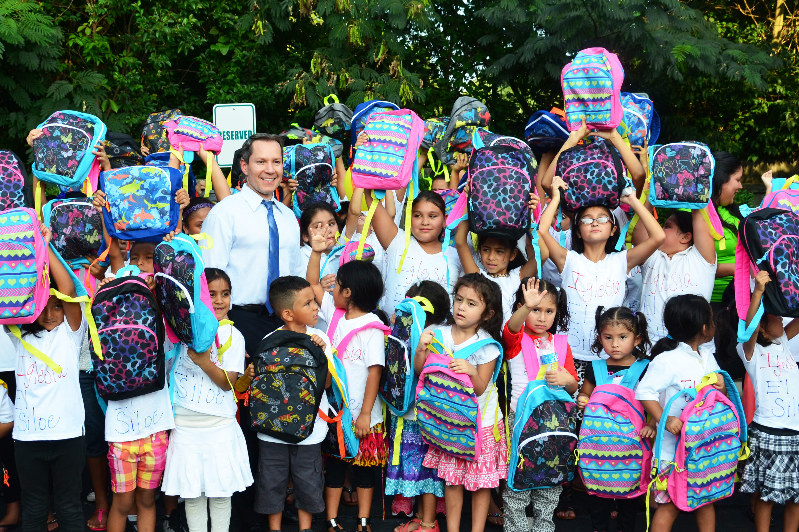 Cientos de niños recibieron mochilas y útiles escolares gratis del Abogado Hispano Stefan Latorre como apoyo a la educación infantil.