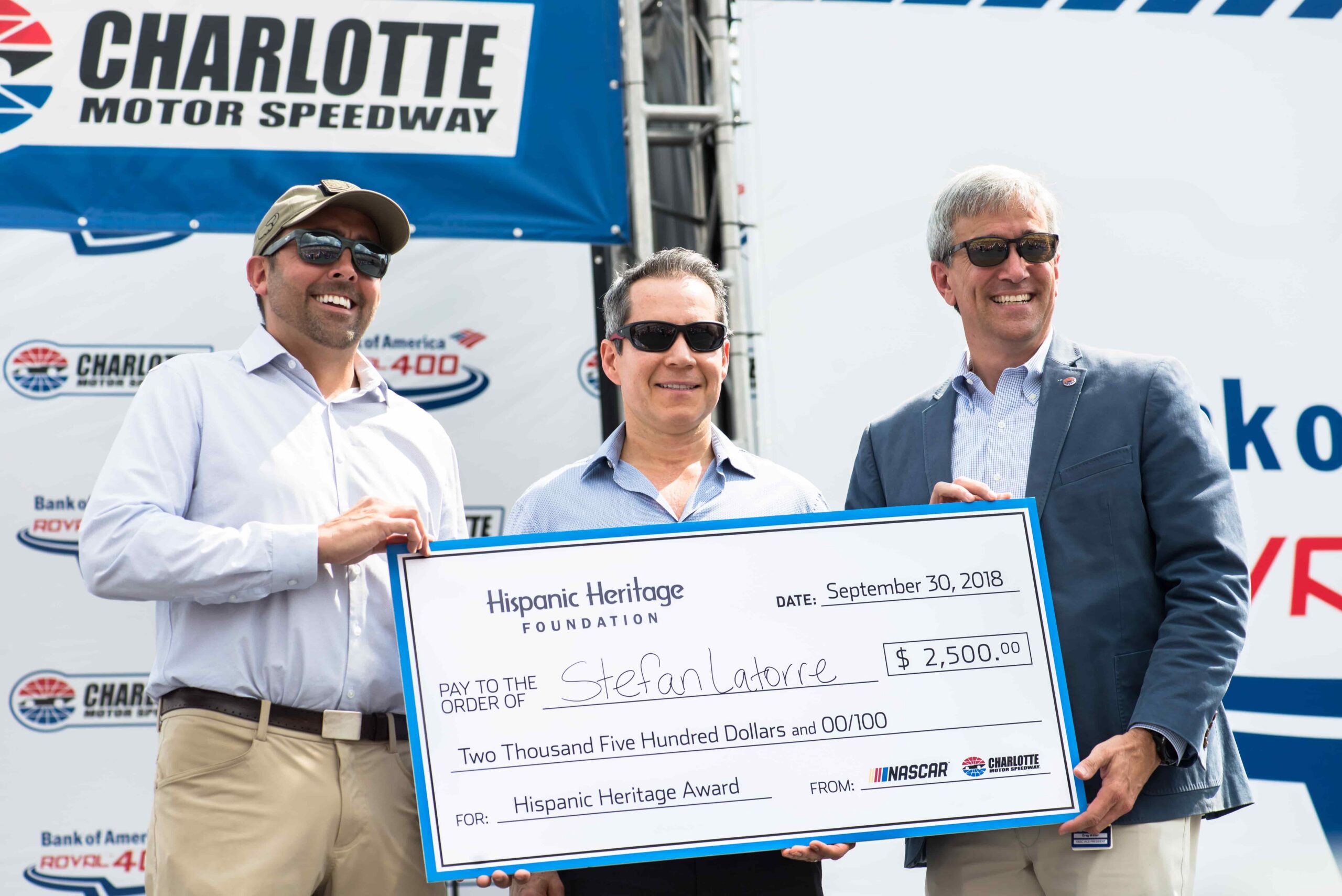 NASCAR, Charlotte Motor Speedway Rinden Tributo a Stefan Latorre Durante el Mes de la Herencia Hispana